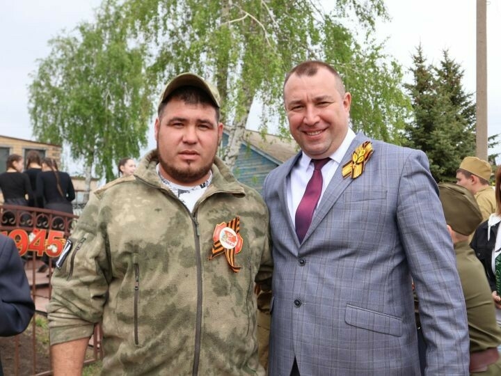 Махсус хәрби операция батыры Актанышта Җиңү бәйрәмендә машиналар парадын җитәкләде