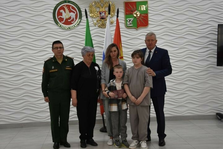 Махсус операциядә һәлак булганнарның гаиләләренә Зәйдә Батырлык орденнары тапшырылды