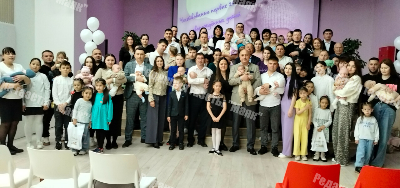 Азнакайда агымдагы елда бәби алып кайткан гаиләләрне тәбрикләделәр
