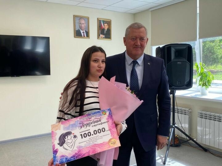 Зәйдә хәрби гаиләсендә яңа туган балага 100 мең сумлык сертификат тапшырылды