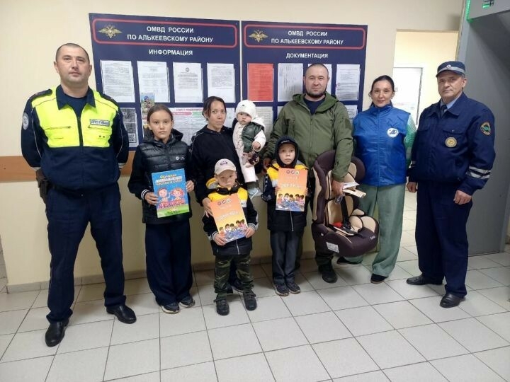 Әлки районында күп балалы гаиләгә машинада йөртү өчен балалар утыргычы тапшырылды