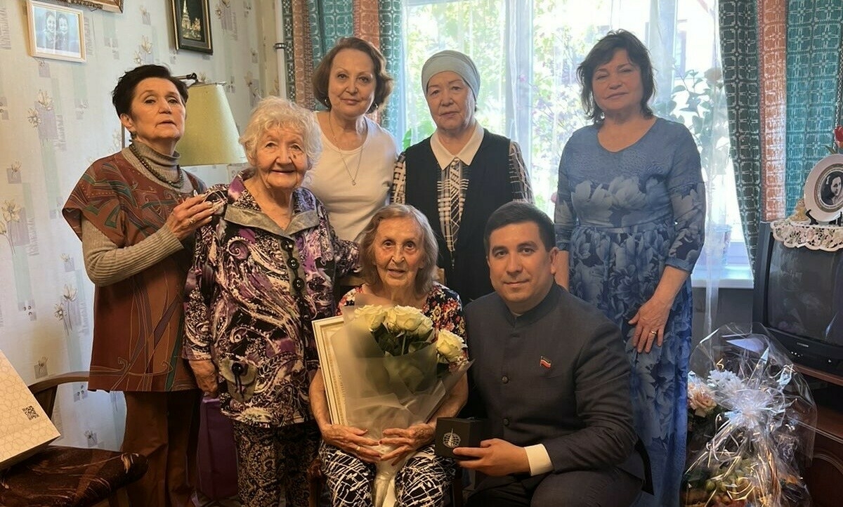 Данис Шакиров Әлфия Айдарскаяны 100 яшьлек юбилее белән котлады