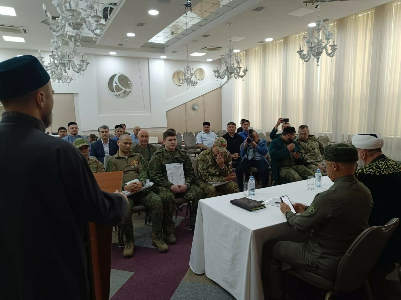 Татарстан мөселманнары Донецкида конференциядә хәрбиләргә гуманитар ярдәм тапшырды