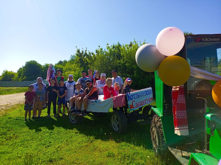 Апасның Кече Болгаер авылында мини-трактор белән Сабан туена бүләк җыйдылар