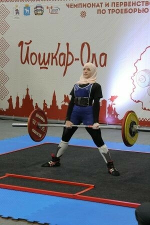 Базарлы Матак гимназиясендә укучы кыз 60 кг авырлыктагы атлетик штанганы күтәрә