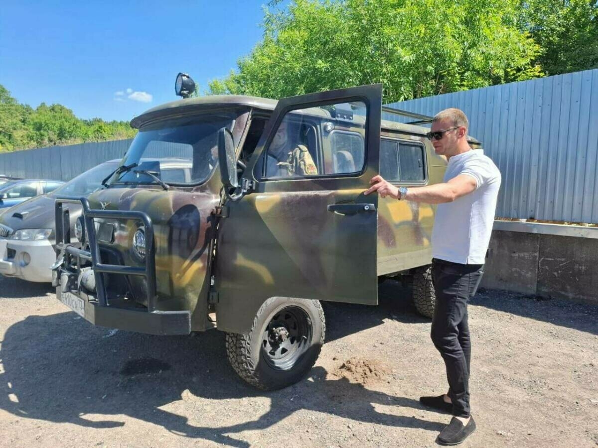 Түбән Камада хәрбигә фронт өчен модернизацияләнгән УАЗ машинасын тапшырдылар