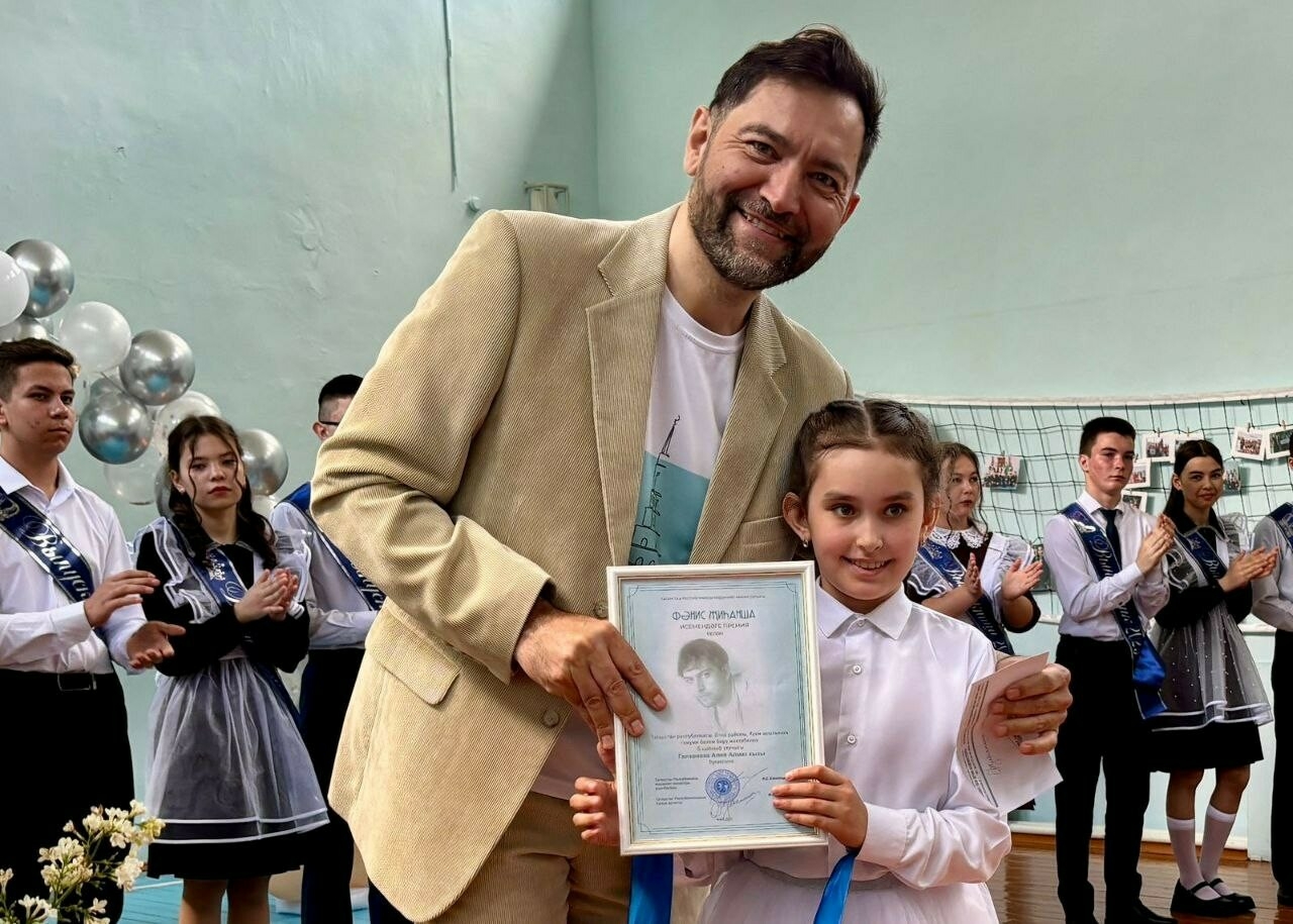 Фәнис Җиһанша Күәм мәктәбендә үз исемендәге премияне тапшырган