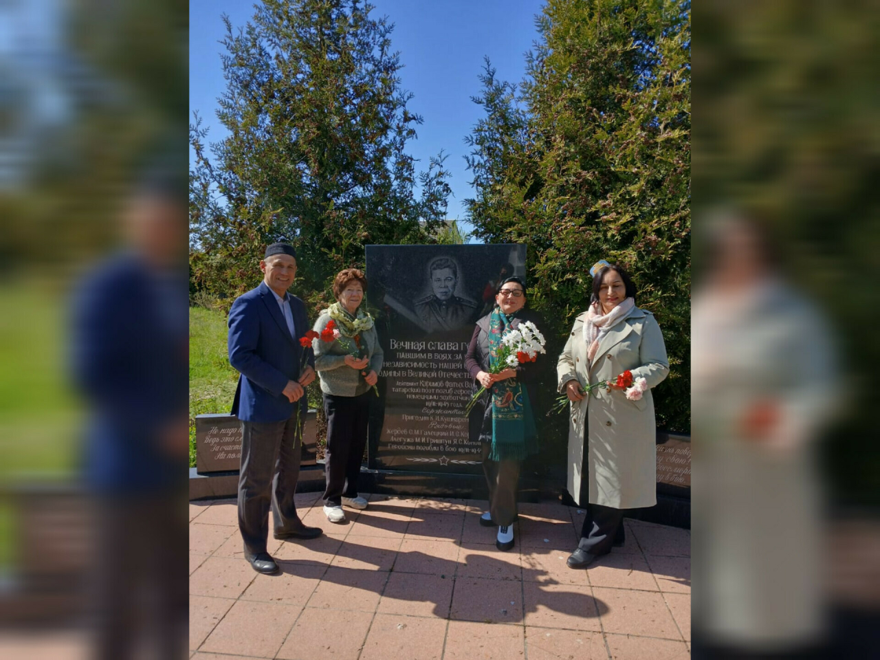 Татар җәмәгатьчелеге Калининградта шагыйрь Фатих Кәрим каберенә чәчәкләр салган