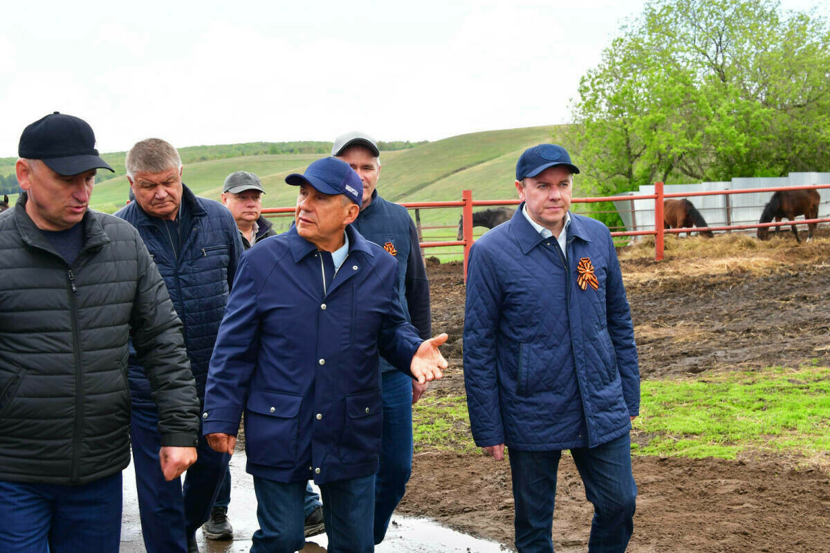 Миңнеханов Яңа Чишмә районында язгы кыр эшләренең барышы белән танышты