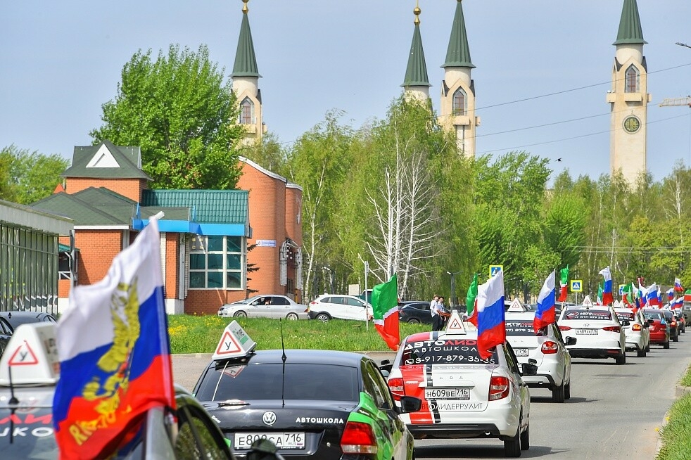 Түбән Камада «Геройлар эзләре буенча» акциясендә мотоцикллар һәм автомобильләр катнашты