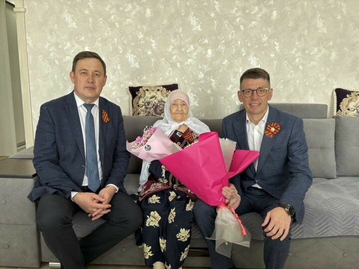 Лениногорск районы Шөгердә яшәүчене 100 яшьлек юбилее һәм Җиңү бәйрәме белән котладылар