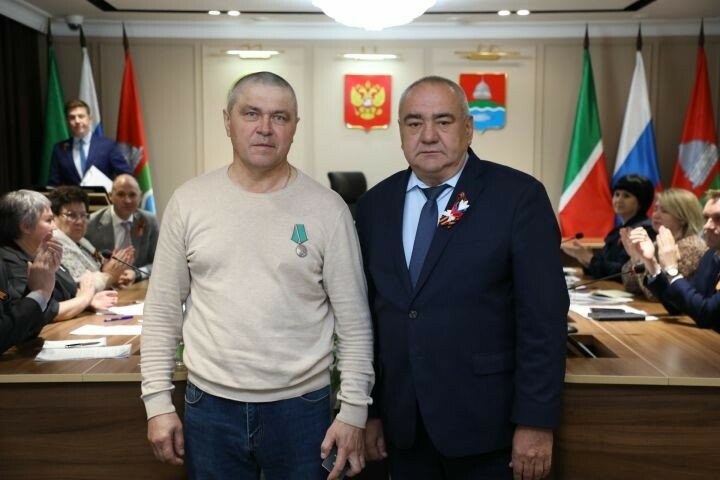 Бөгелмәдә махсус хәрби операциядә катнашучыларга ярдәм иткән кешеләрне бүләкләделәр