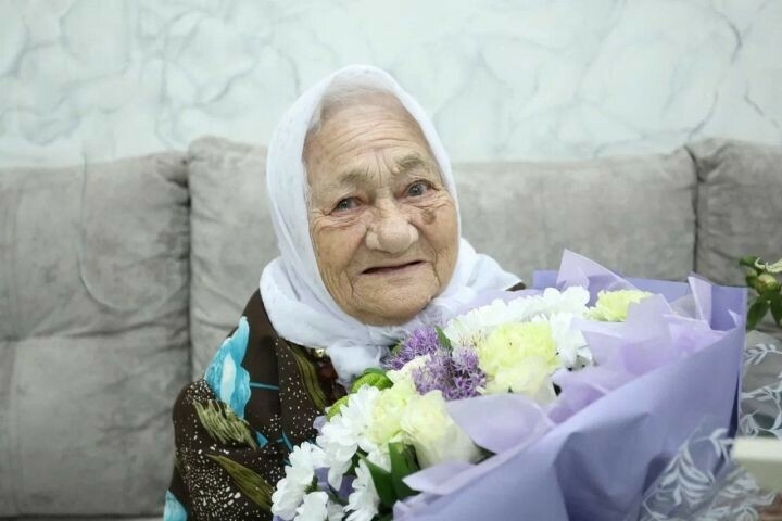 Бөгелмәдә яшәүчене 100 яшьлеге белән котладылар