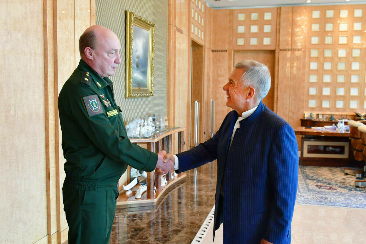Рөстәм Миңнеханов Үзәк хәрби округның хәрби прокуроры белән очрашты