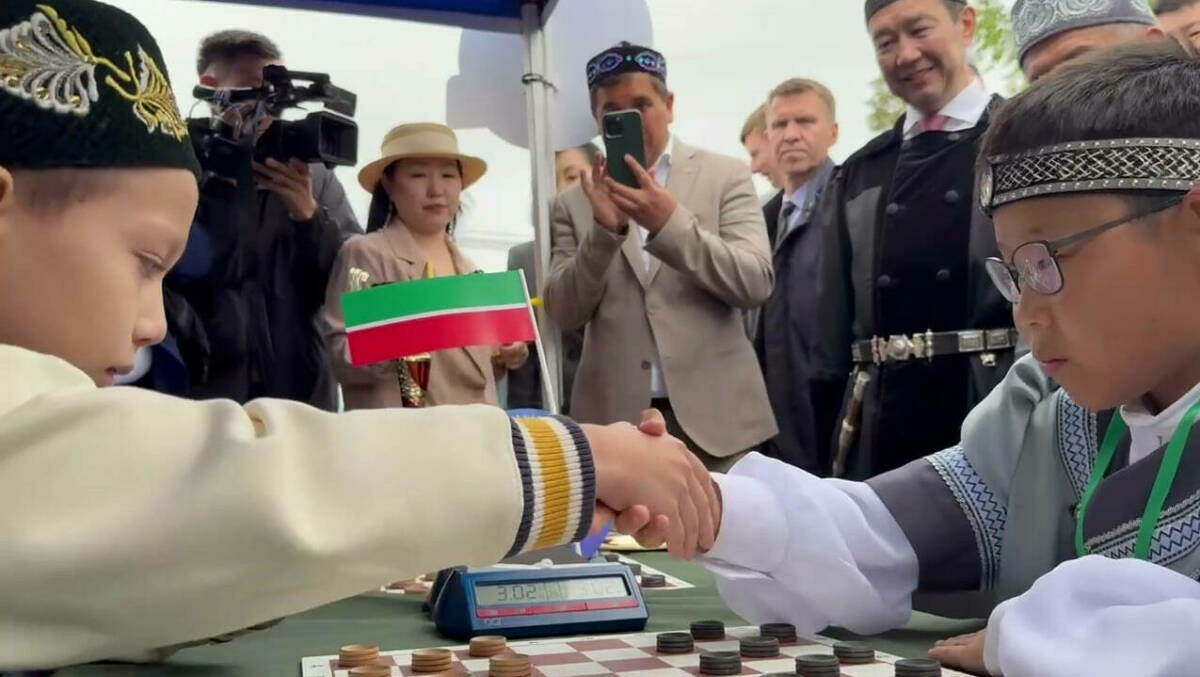 Рөстәм Миңнеханов һәм Айсен Николаев Якутиядә шашка ярышын карады