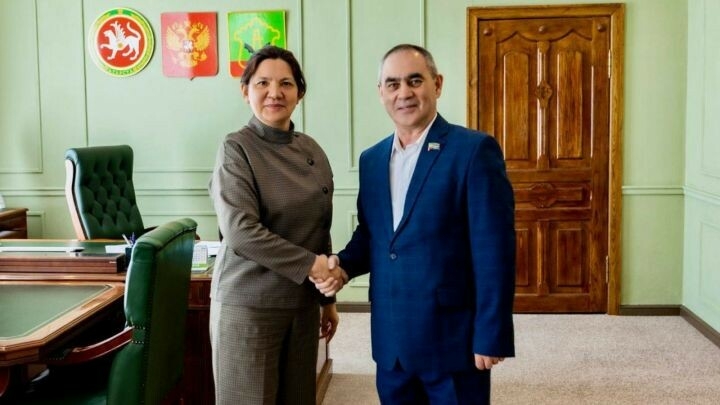 Әлмәт район башкарма комитеты җитәкчесе «Гранит» танк батальоны командиры белән очрашты