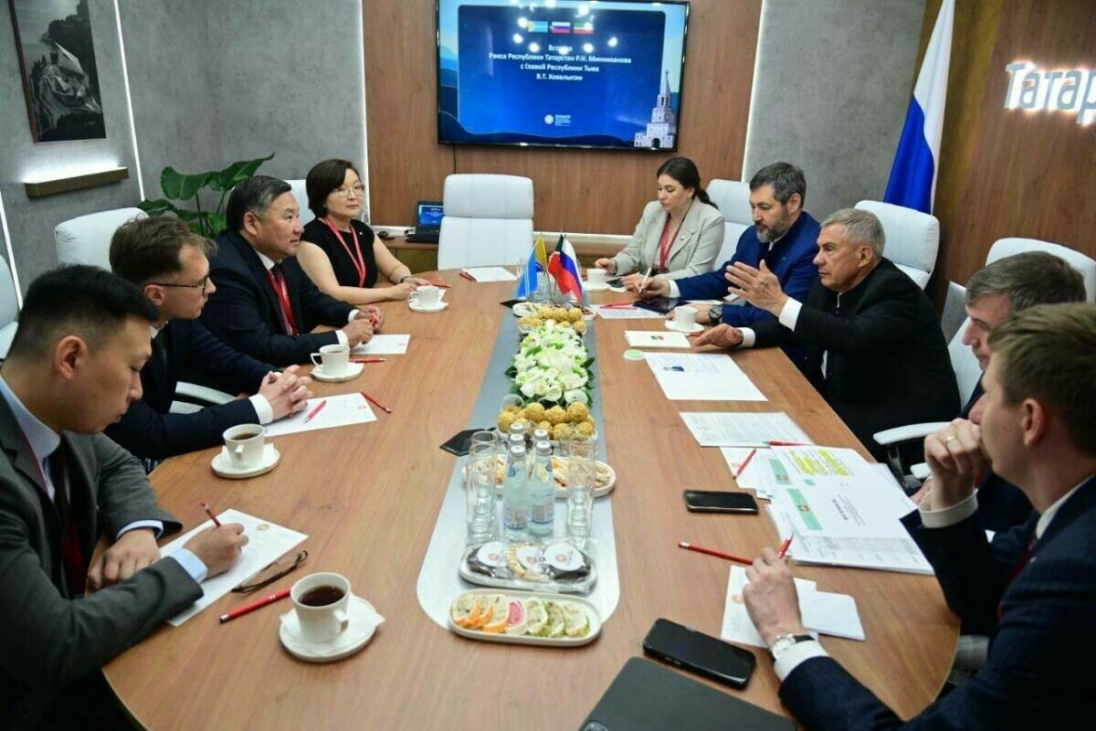 Миңнеханов һәм Тыва башлыгы төбәкләрнең хезмәттәшлеге буенча чаралар планын имзалады