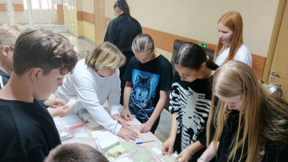 Түбән Кама волонтерлары хәрбиләр өчен коры душ ясау буенча мастер-класс үткәрде