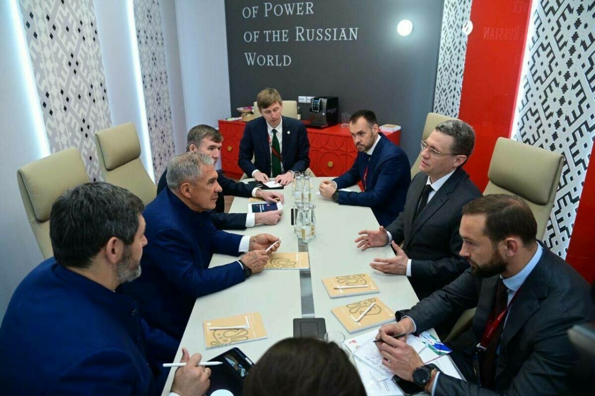 Рөстәм Миңнеханов Петербург икътисади форумында Вологда өлкәсе губернаторы белән очрашты