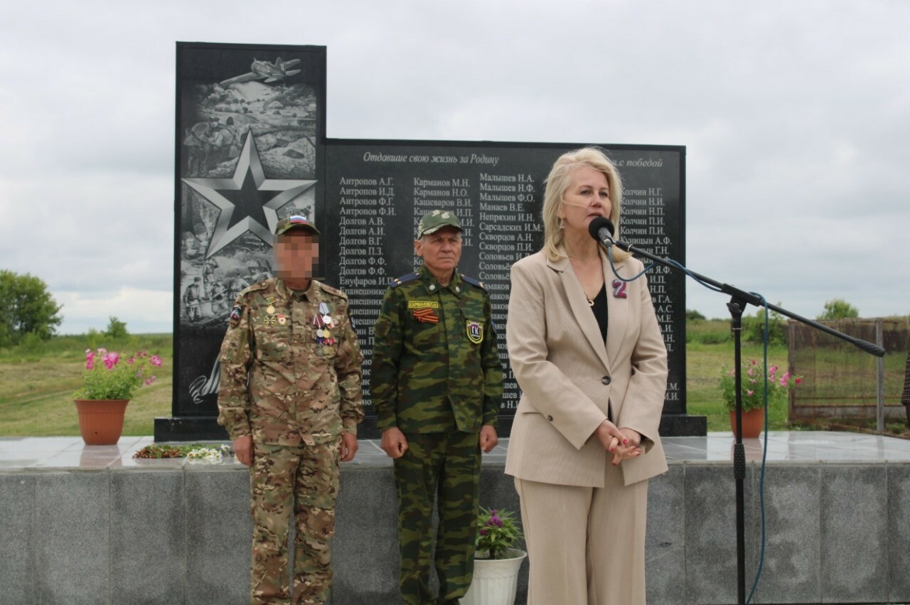 Алабуганың Югары Шүрнәк авылында сугыш елларында һәлак булганнар истәлегенә һәйкәл ачылды
