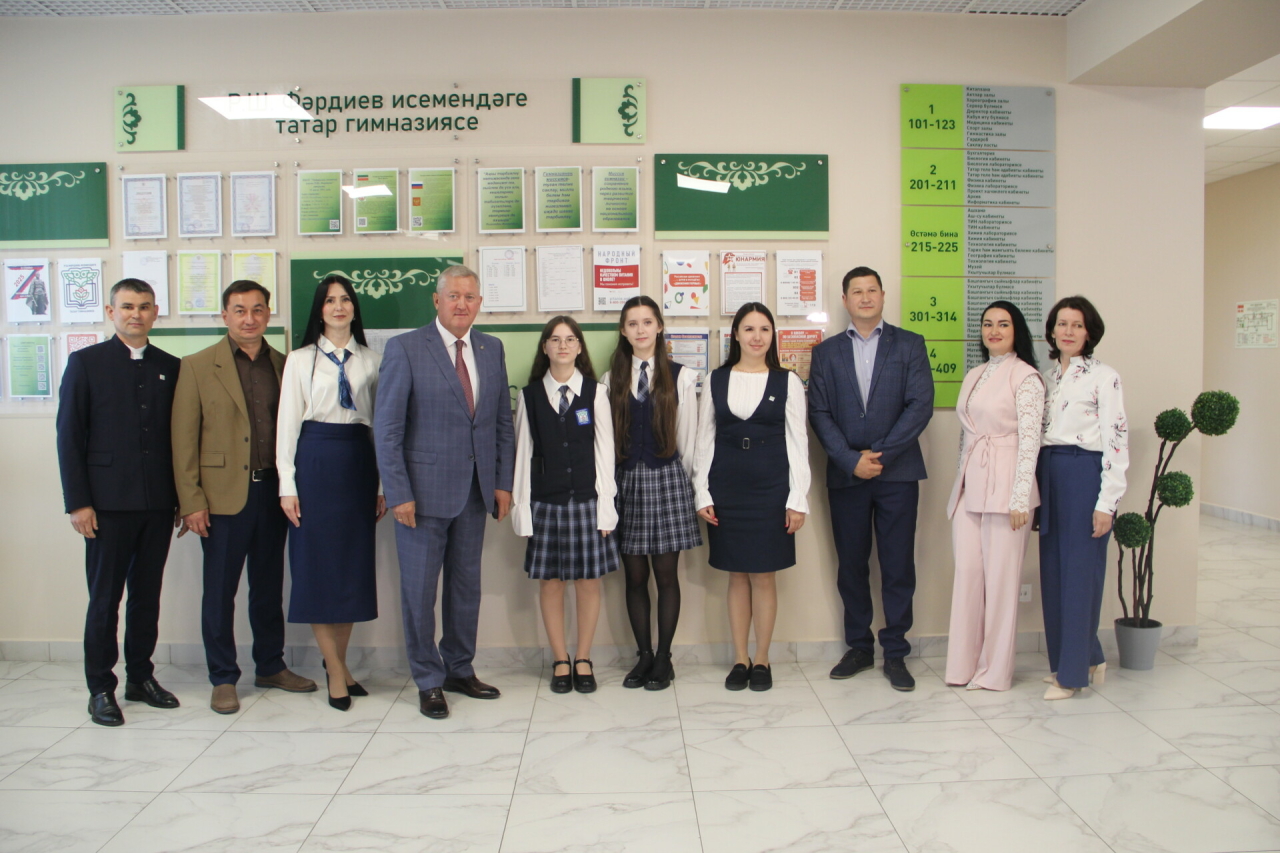 Зәйдә район башлыгы Бердәм дәүләт имтиханын 100 баллга тапшырган укучылар белән очрашты