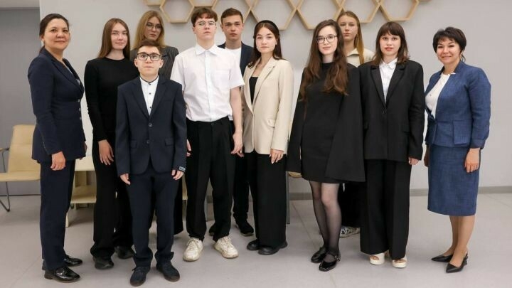 Әлмәт җитәкчелеге Бердәм дәүләт имтиханында 100 балл җыючылар белән очрашты