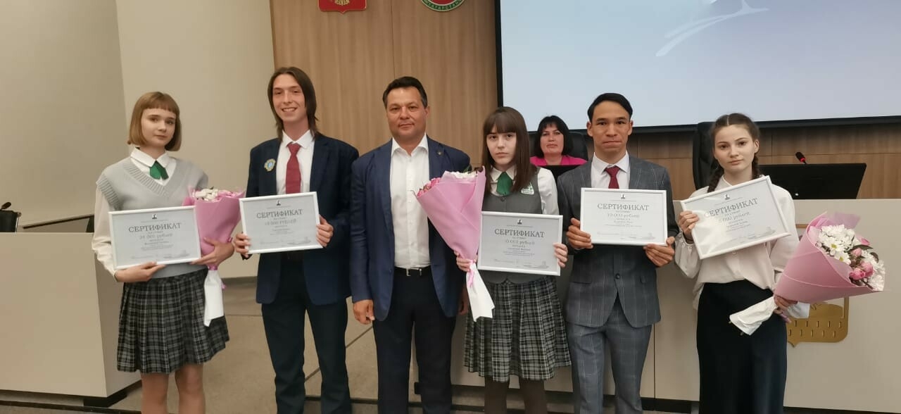 Алабуга районы башлыгы талантлы укучыларны стипендияләр белән бүләкләде