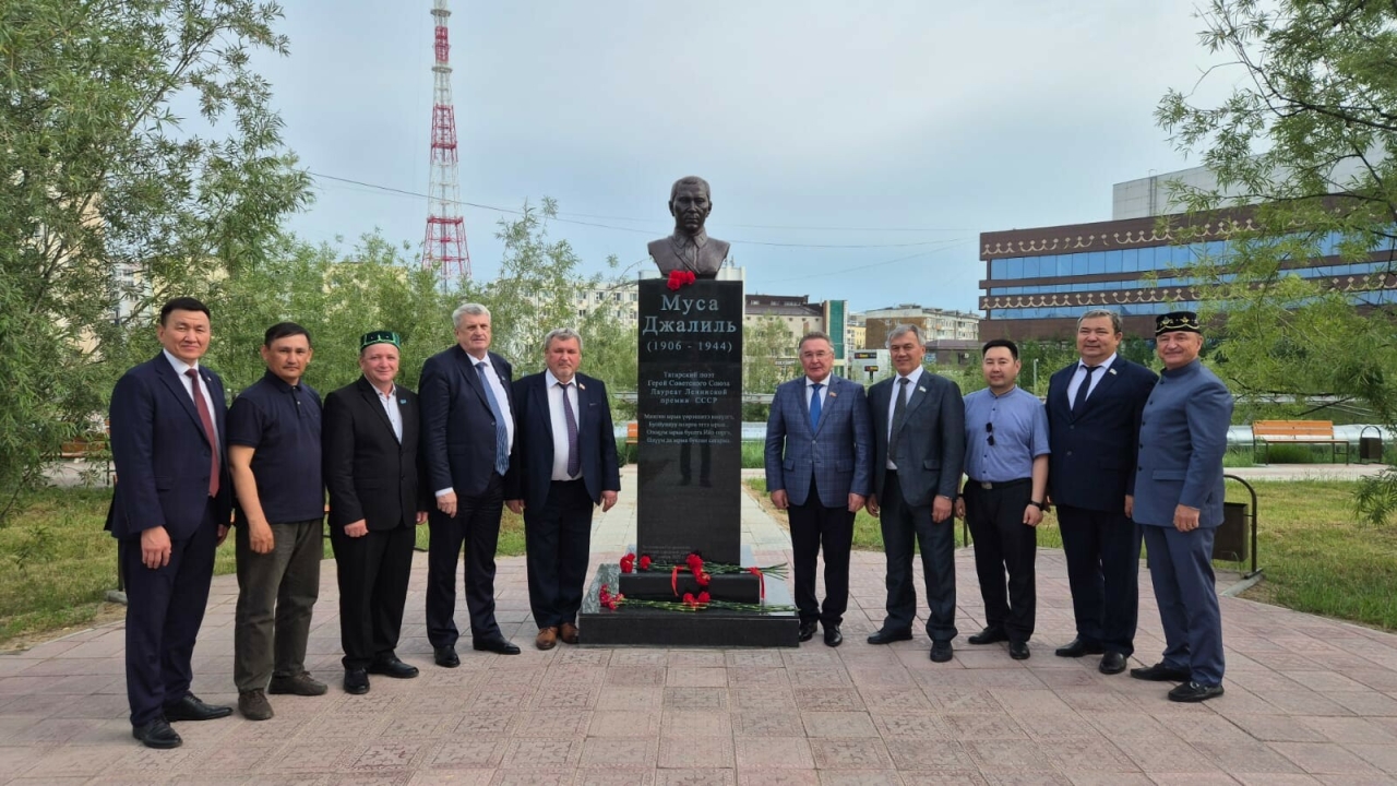 Ркаил Зәйдулла Якутск шәһәрендә Муса Җәлил һәйкәленә чәчәкләр куйды
