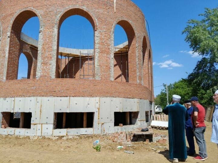 Чаллыда Элеватор тавы бистәсендә «Билал» мәчете төзелеше барышы белән таныштылар