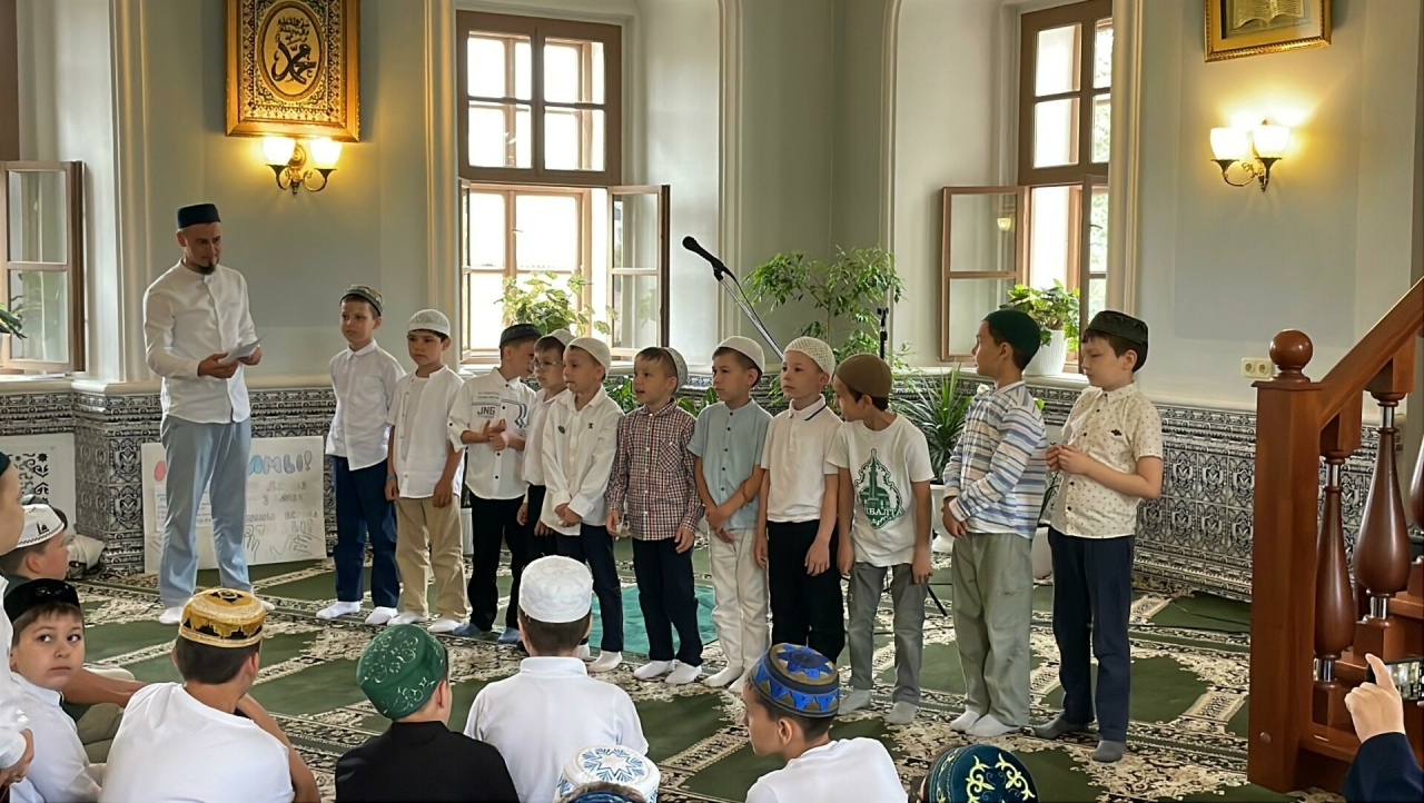 Апанай мәдрәсәсендә мәктәп яшендәге ир балаларның җәйге лагерь чыгарылышы булды