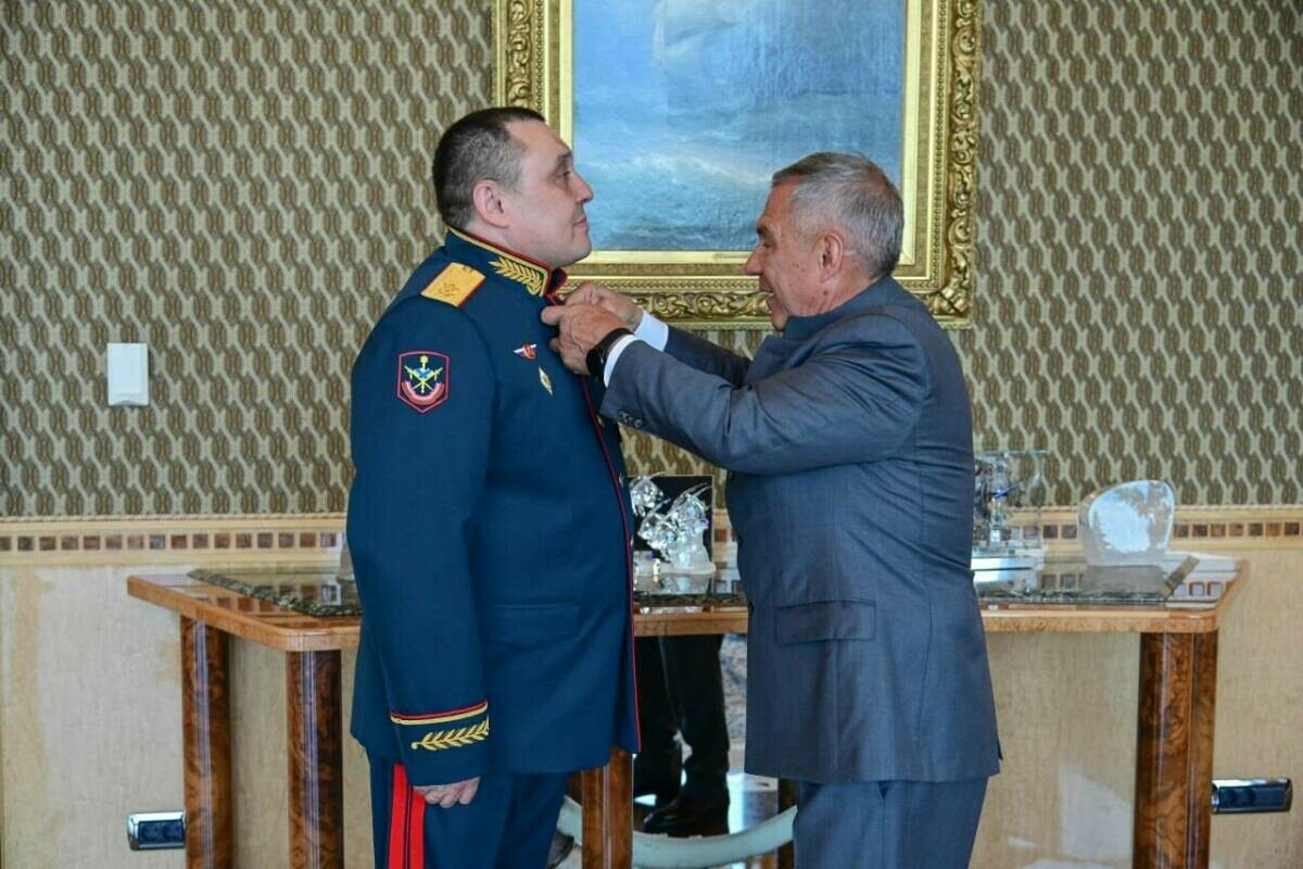 Рөстәм Миңнеханов Россия Герое Рамил Ибәтуллинны бүләкләде