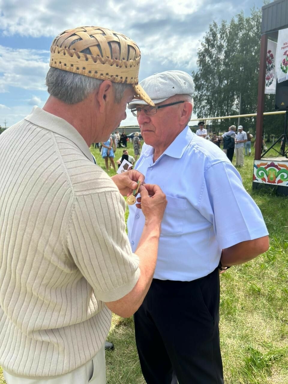 Зәй районы Сарсаз-Баграж мәктәбе укытучысы хәрбиләргә ярдәм иткәне өчен бүләкләнде