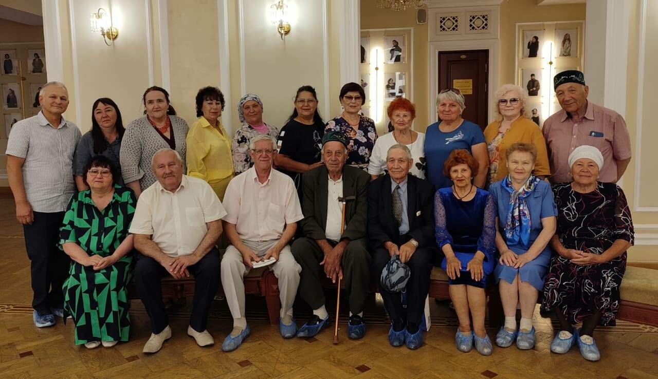 «Казан утлары» журналы мөхәррирләре Әлмәттә «Кызыл каурыйлар» берләшмәсе белән очрашты