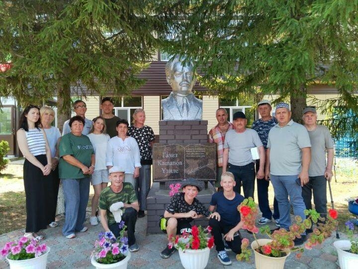 Аксубайның Яңа Үзи авылында язучы Газиз Кашаповның истәлеген мәңгеләштерделәр