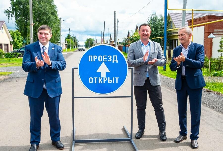 Радмир Беляев төзекләндерелгән юлны ачуда катнашты һәм Каенлы авылында объектларны карады