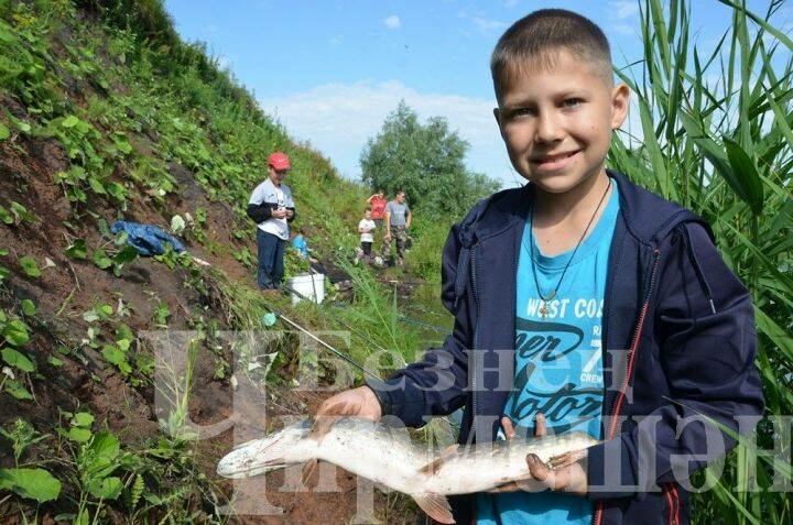 Чирмешәндә үткән бәйгедә Захаровлар гаиләсе 102 балык тотты