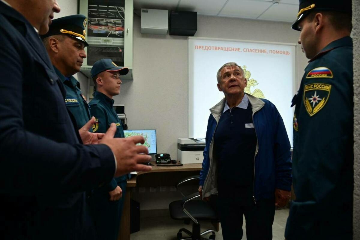 Рөстәм Миңнеханов Биектауда яңа янгын сүндерү депосында булды