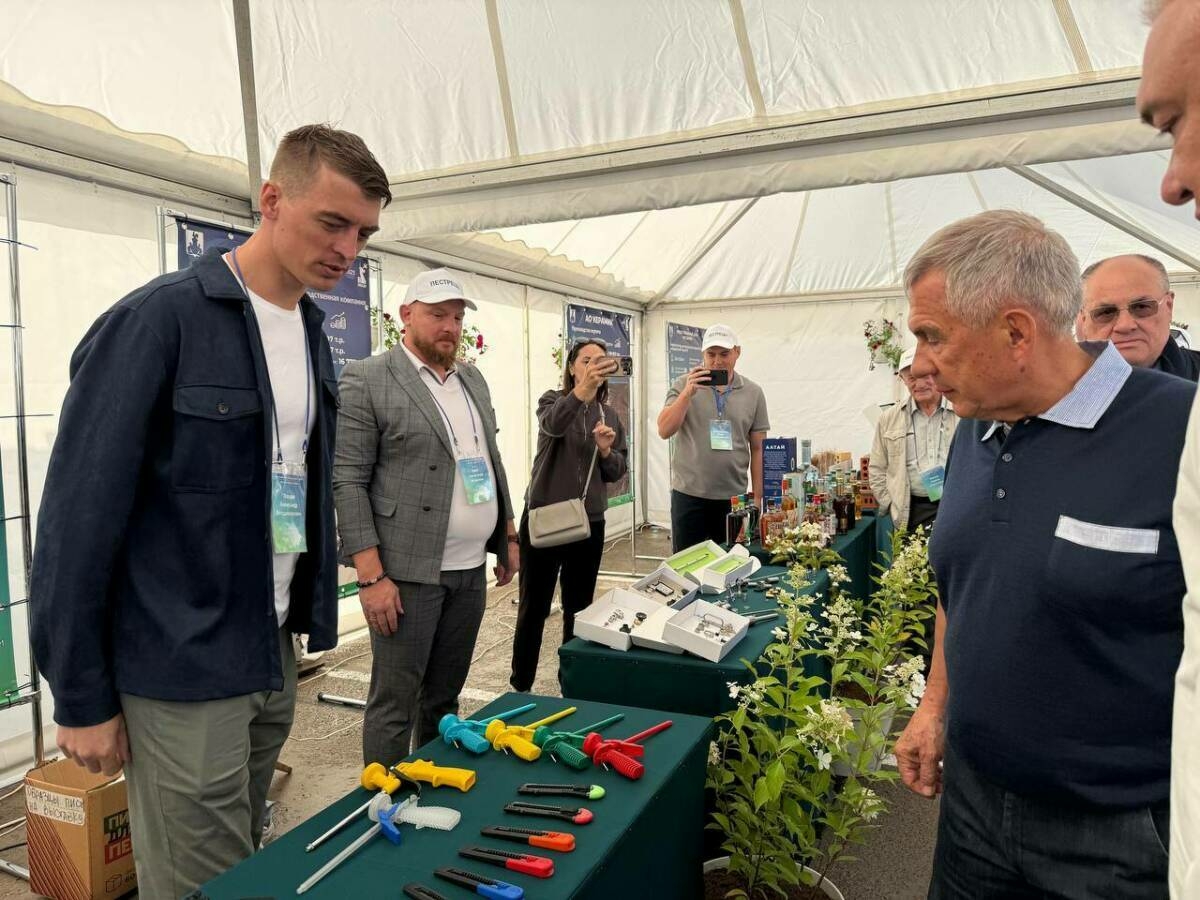 Рөстәм Миңнеханов Питрәч муниципаль районы кырларында урып-җыю эшләре белән танышты