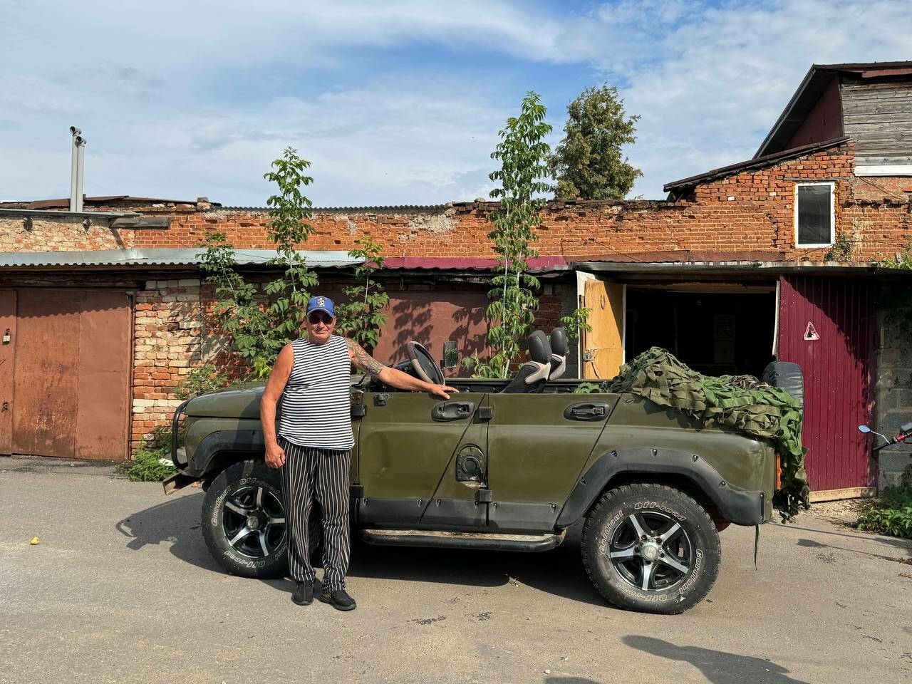 Алабуга кешесе хәрбиләргә ярдәмгә автомобиль тапшырды