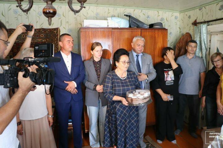 Питрәч районы башлыгы Бөек Ватан сугышы ветеранын туган көне белән котлады