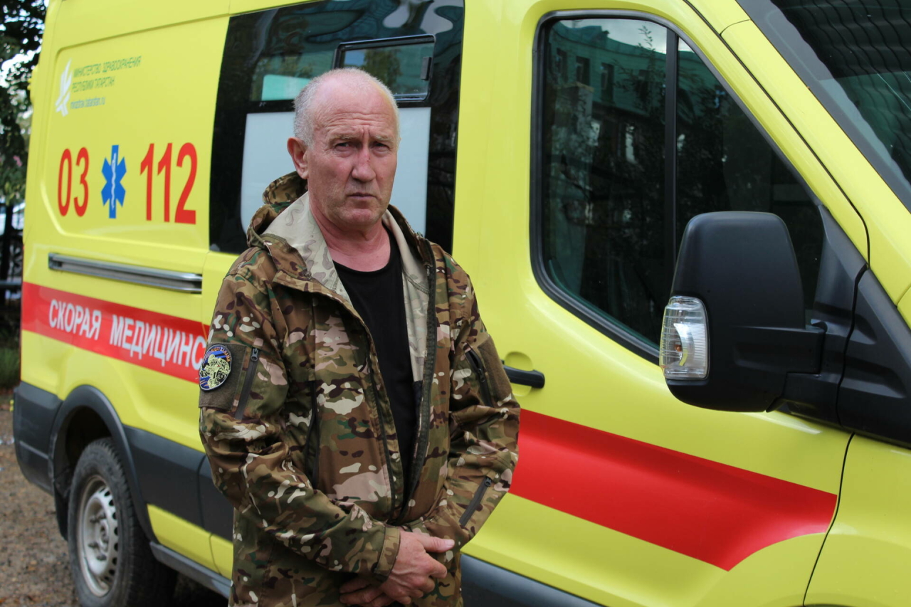 Алабуга кешесе фронтка җибәрү өчен ашыгыч ярдәм машиналарын ремонтлый