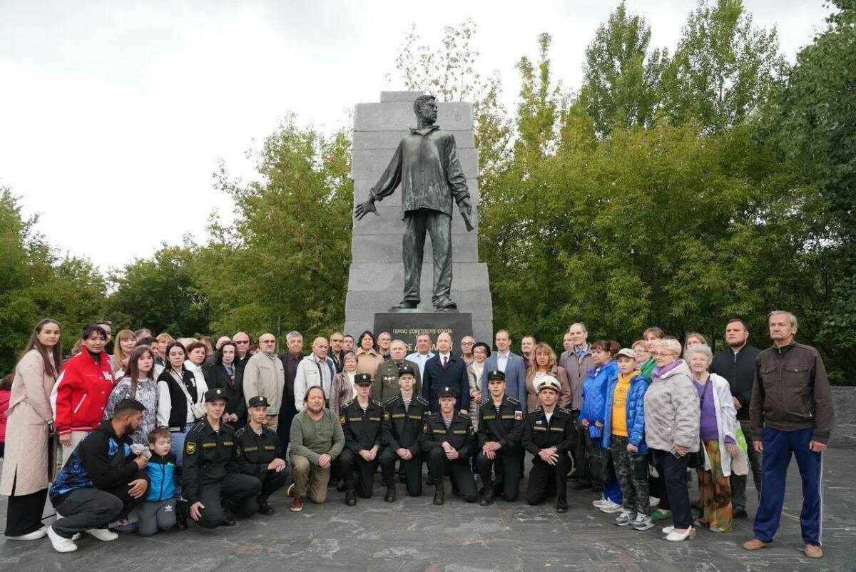 Мәскәүдә Муса Җәлил һәйкәленә чәчәкләр салдылар