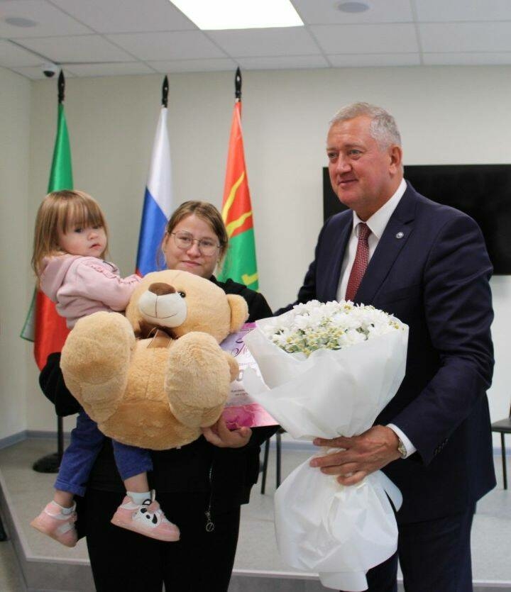 Зәйдә хәрби гаиләсендә туган балага 100 мең сумлык сертификат тапшырылды