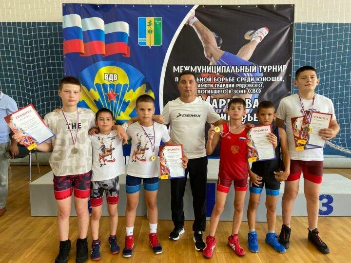 Зәй көрәшчеләре бәйгедә җиңү яулап, парашюттан сикерү хокукы алды