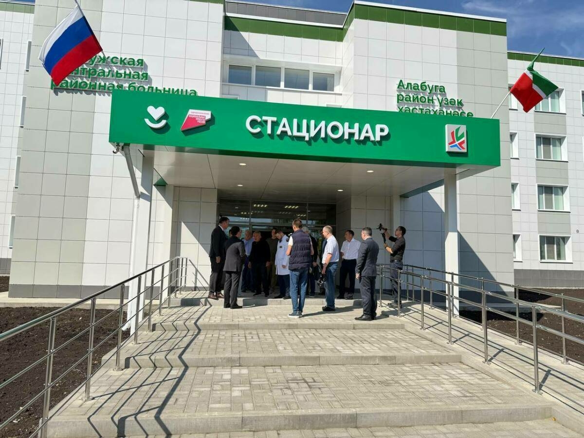Рөстәм Миңнеханов Алабуганың яңартылган үзәк район хастаханәсендә булды