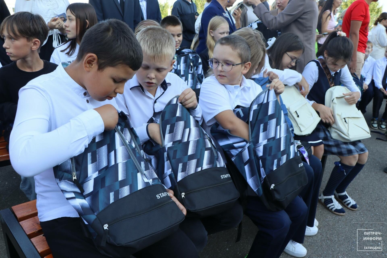 Питрәч районында беренче сыйныфка баручыларга мәктәп портфельләре бүләк иттеләр