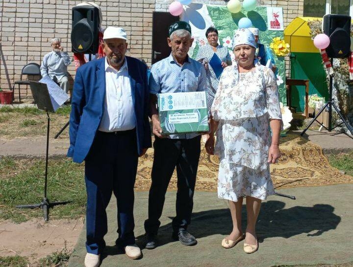 Спас районы Чәчәкле авылында гаилә юбилейларын үткәрүчеләрне бүләкләделәр