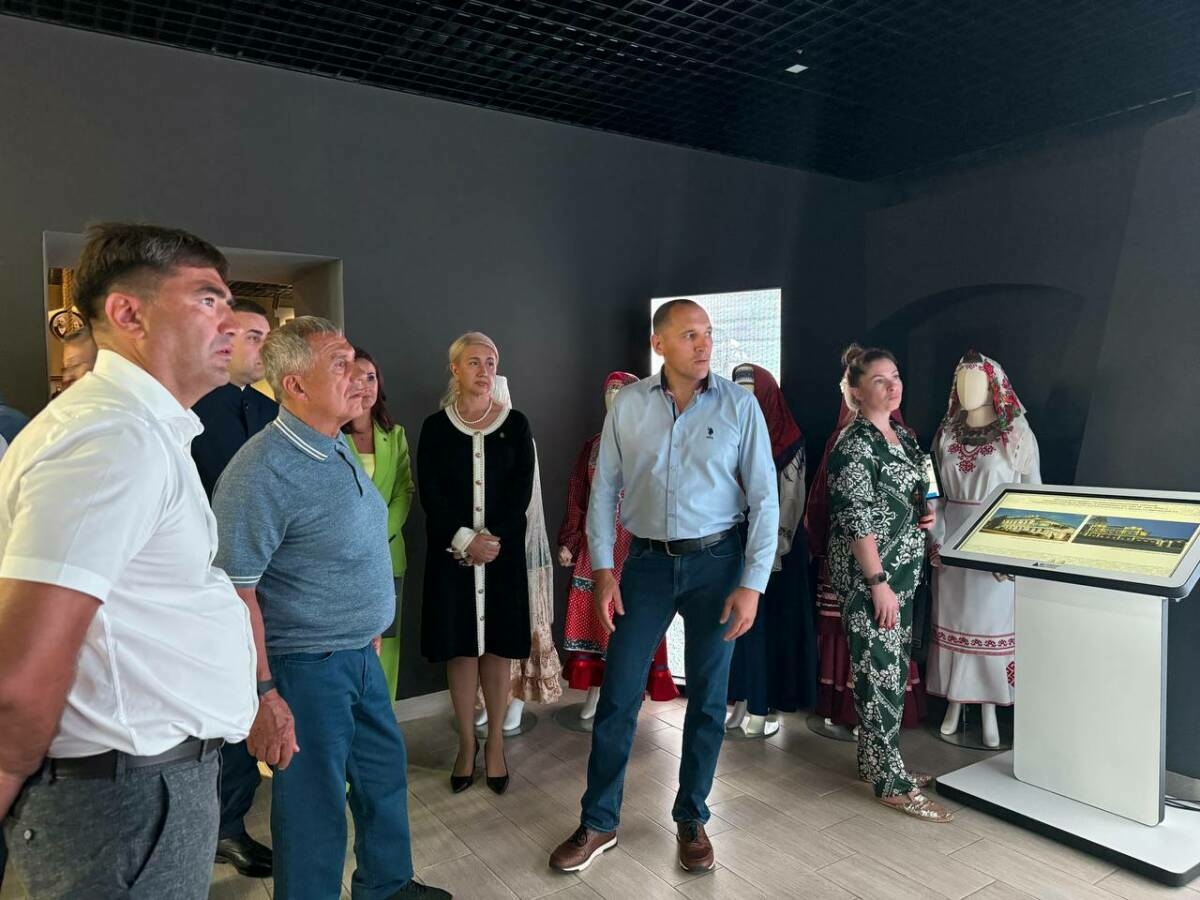 Рөстәм Миңнеханов Кукмара районының туган якны өйрәнү музеенда булды