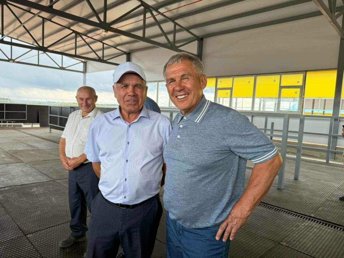 Татарстан Рәисе Саба районында механизаторлар, хуҗалык җитәкчеләре белән очрашты