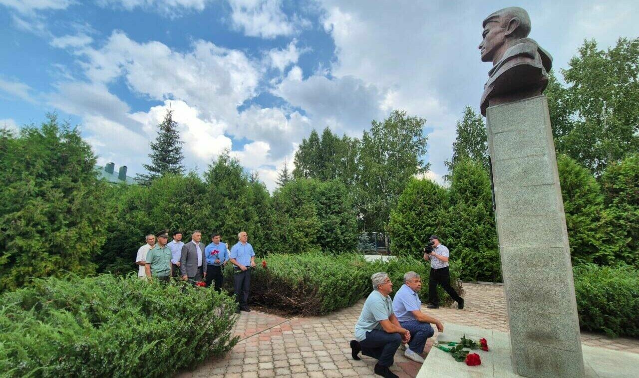 Васил Шәйхразыев Башкортстанның Октябрьский шәһәрендә татар гимназиясендә булды